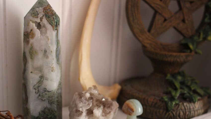 Cristalli colorati disposti su un altare per la meditazione, pronti per essere utilizzati per riequilibrare i chakra.