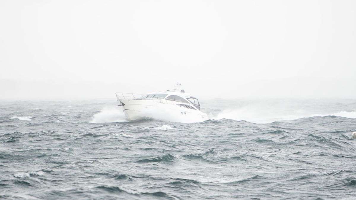 Immagina di essere in una tempesta in mare; il grounding è come gettare un'ancora che ti permette di rimanere stabile e sicuro, nonostante le onde tumultuose.