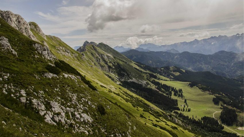 Sessione di mindfulness in una sala riunioni di un