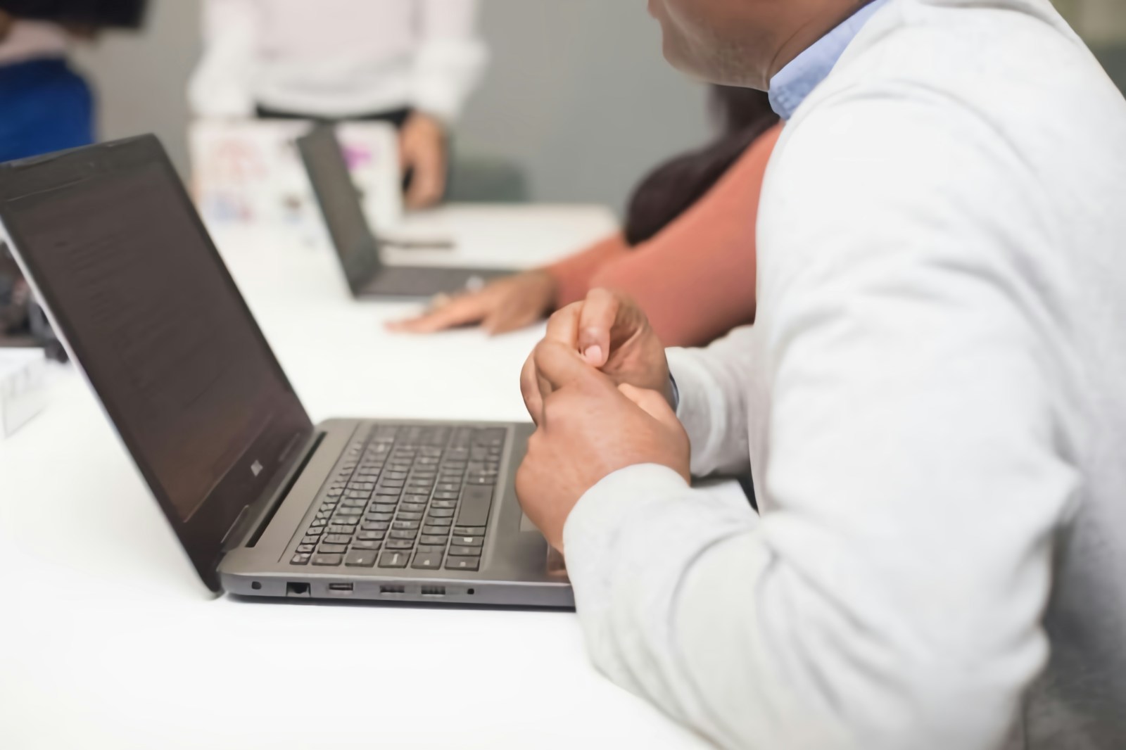 Manager italiano in un workshop di mindfulness con laptop e materiali formativi davanti