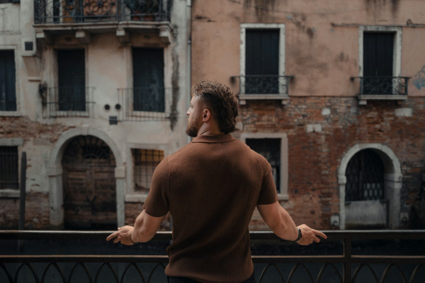 Persona italiana che pratica un esercizio di humming in una stanza tranquilla per attivare il sistema parasimpatico