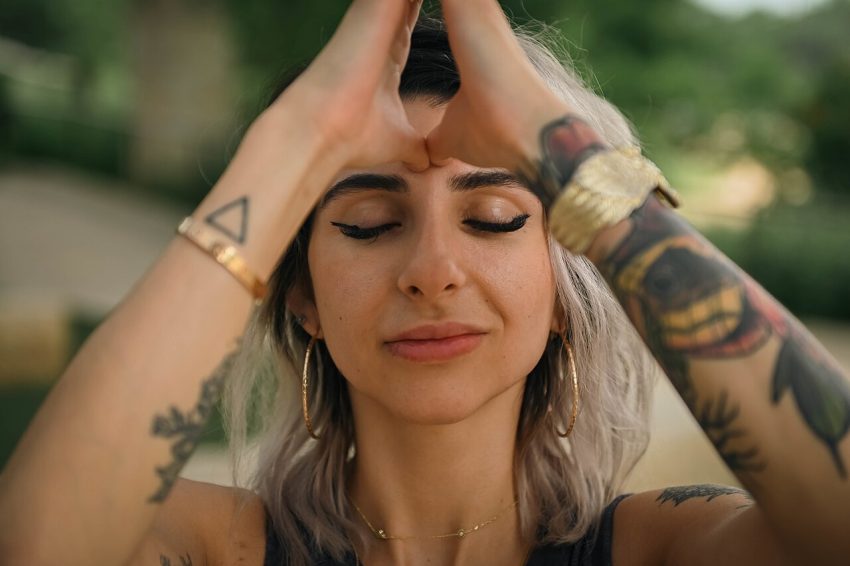 yoga mindfulness (foto: U.S. Space Force photo by Senior Airman Danielle McBride / Public domain, Wikimedia Commons)