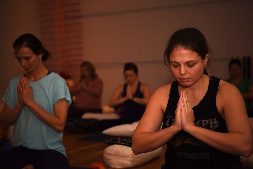 yoga mindfulness (foto: U.S. Air Force photo by Airman 1st Class Brandon Esau / Public domain, Wikimedia Commons)