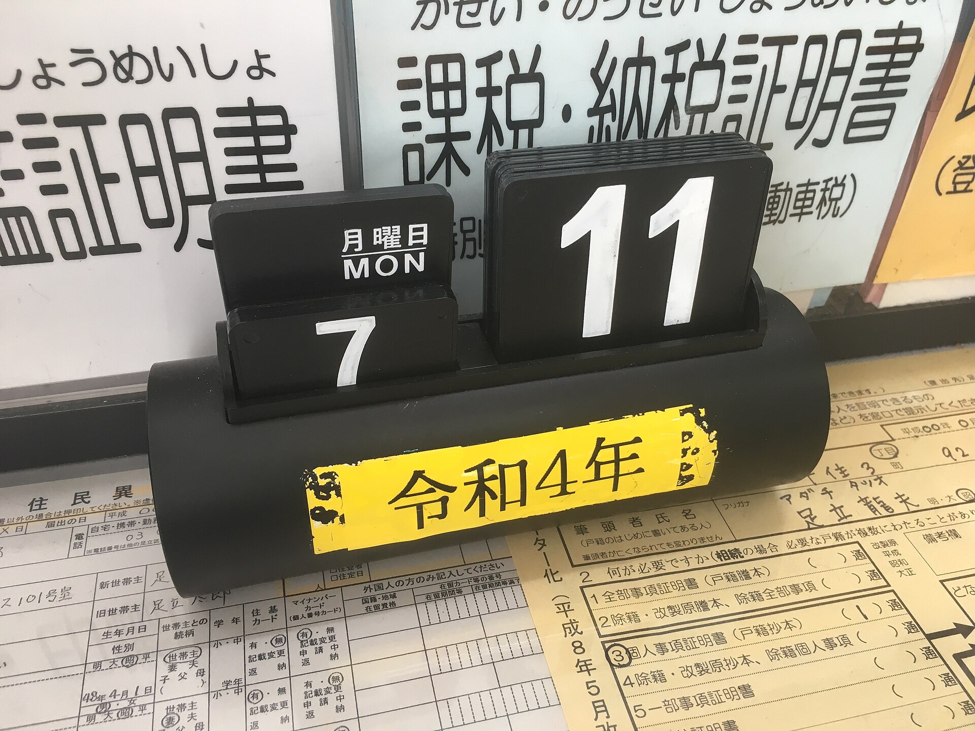Calendario da tavolo aperto sul mese con alcune caselle annotate a penna
