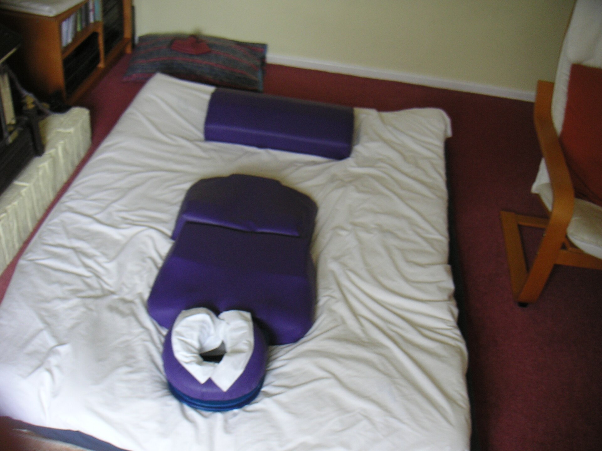 Trattamento shiatsu ricevuto da vestiti su un futon appoggiato al pavimento