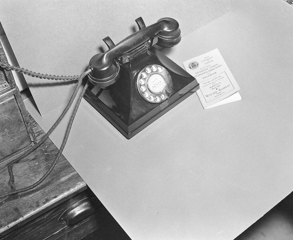 Blocco per appunti e penna accanto a un telefono appoggiato su un tavolo