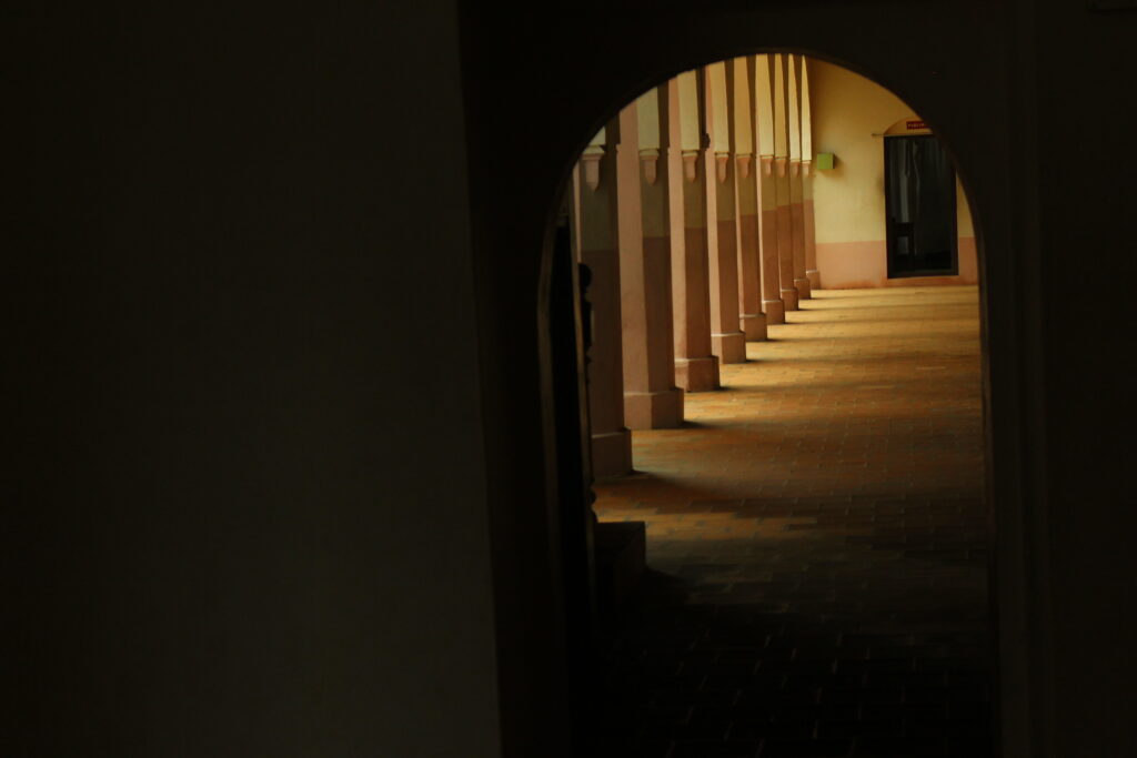 Corridoio di un edificio per uffici con porte chiuse e luce proveniente dal fondo