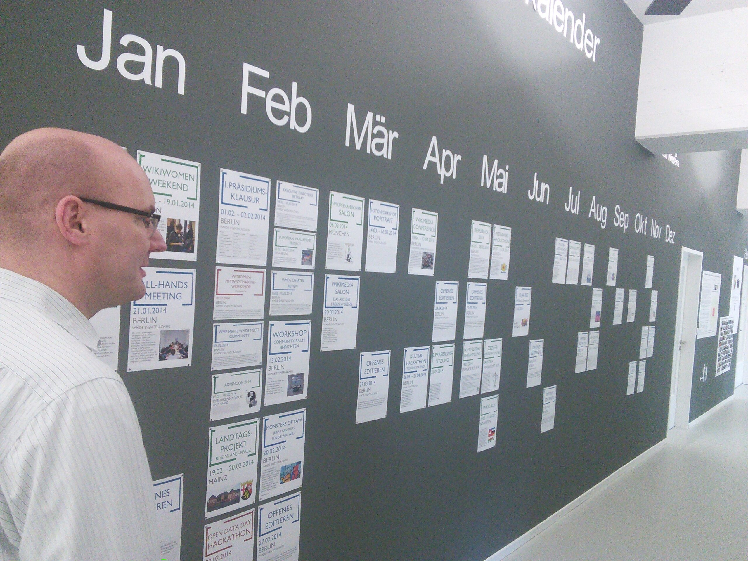 Calendario da parete di carta con le caselle dei giorni ancora tutte vuote