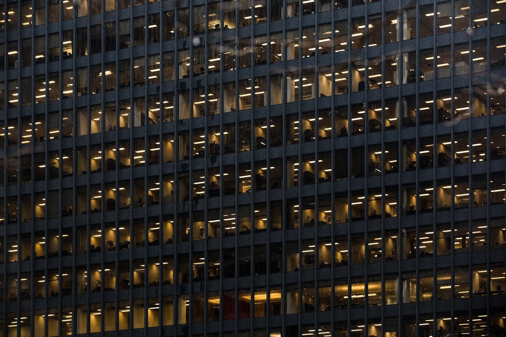 Finestra di un ufficio con luce naturale e vista sui tetti degli edifici vicini
